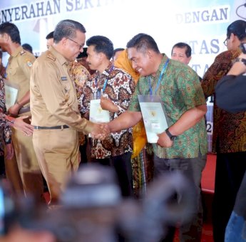 Nurdin Abdullah Serahkan 3.000 Sertifikat Tanah untuk Rakyat Sulsel