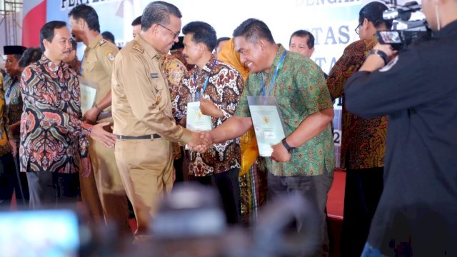 Gubernur Sulsel Prof. Nurdin Abdullah, menyerahkan secara simbolis sertifikat tanah untuk 3.000 warga, Senin (02/12/2019).