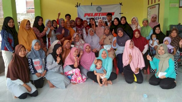 Berdayakan Anggota PKK, Kepala Desa Bussu Polman Gelar Pelatihan Pembuatan Gula-gula