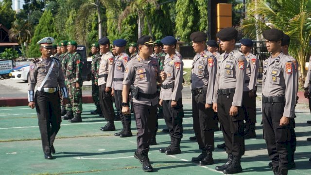 Kapolres Polman AKBP Muhammad Rifai S.H, S.I.K, mengecek kesiapan personel saat Apel Gelar Pasukan, Kamis (19/12/2019).