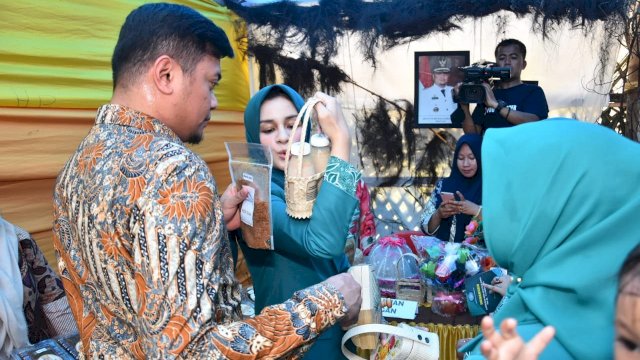 Bupati Gowa Adnan Purichta Ichsan, bersama Ketua TP PKK Priska Paramita Adnan, meninjau hasil olahan kelompok UMKM, Selasa (24/12/2019).