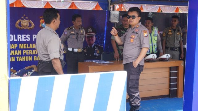 Kapolres Polman AKBP Muhammad Rifai, memberikan arahan kepada aparat yang berjaga di Pos Pemgamanan, Kamis (26/12/2019).