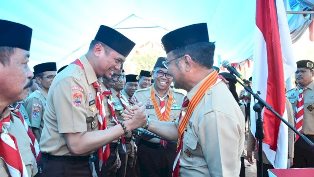 Adnan Purichta Ichsan, salam Komando dengan Syahrul Yasin Limpo, saat pelantikan Orientasi dan Raker Gerakan Pramuka Kwarcab Gowa Periode 2019-2024, Minggu (29/12/2019).