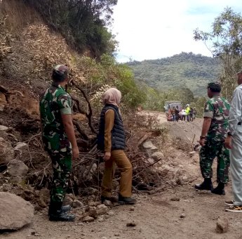 Perjalanan Menuju Seko, Rombongan Gubernur Sulsel Dihadang Longsor