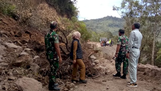 Perjalanan Menuju Seko, Rombongan Gubernur Sulsel Dihadang Longsor