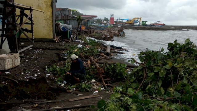 Abrasi di Pesisir Desa Aeng Batu-batu Takalar, Warga Duga Ulah Pengusaha Nakal