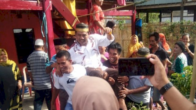Kepala Desa terpilih, Asdar, diarak keliling kampung oleh Pendukungnya usai penghitungan suara dan dinyatalan memenangkan Pilkades Enrekang, Kecamatan Ganra, Kabupaten Soppeng, Rabu (08/01/2020).