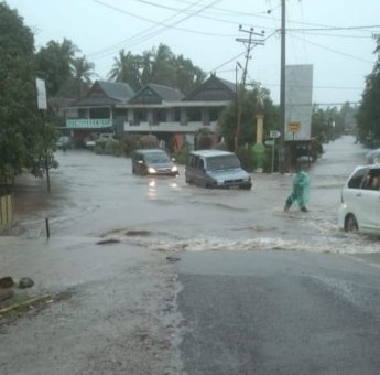 Diguyur Hujan Deras, Jalan Poros Soppeng-Sidrap Kebanjiran