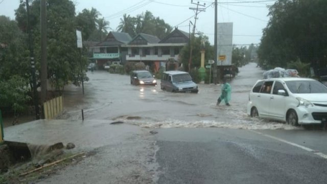 Diguyur Hujan Deras, Jalan Poros Soppeng-Sidrap Kebanjiran