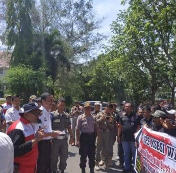 Hadapi Puluhan Buruh yang Berunjuk Rasa, Wabup Wajo Ungkapkan Kekecewaan