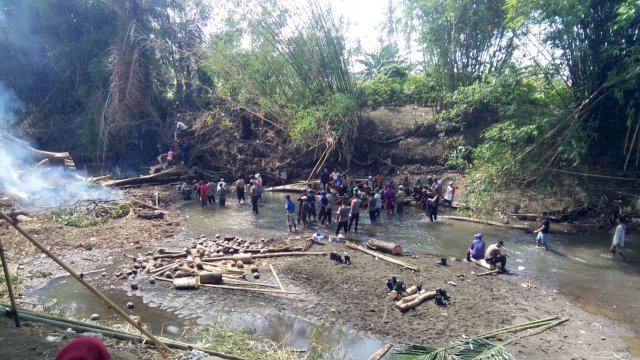 Aktivitas warga, Polisi dan Pemerintah Kecamatan Donri-donri membersihkan Sungai Leworeng, Minggu (19/01/2020).