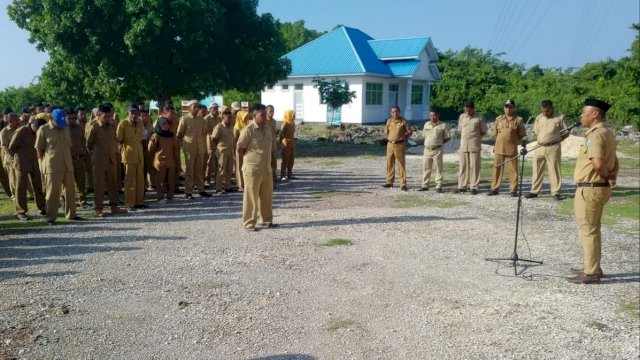 Hermansyah. SH, memimpin upacara di Kantor Kecamatan Mawasangka Timur dihari pertamanya menjabat, Senin (20/01/2020).