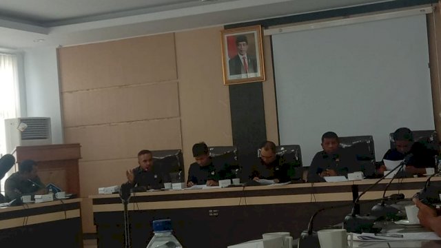 Rapat Dengar Pendapat (RDP) membahas Pedagang Kaki Lima di Pertigaan Kampus Universitas Halu Oleo (UHO), di Sekretariat DPRD Kota Kendari, Senin (20/01/2020).