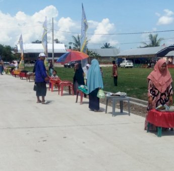 Ungkapkan Rasa Syukur, Warga Desa Lapaukke Wajo Siapkan Makanan untuk Pengguna Jalan