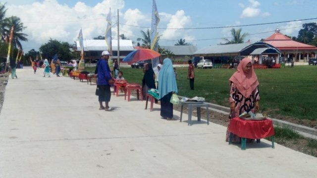Ungkapkan Rasa Syukur, Warga Desa Lapaukke Wajo Siapkan Makanan untuk Pengguna Jalan