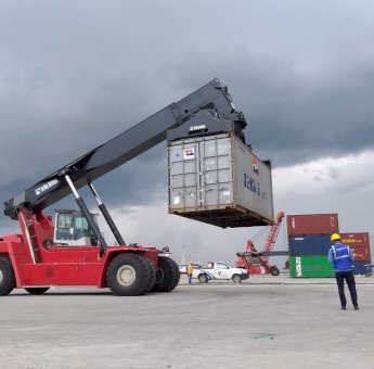 Tingkatkan Aktivitas Bongkar-Muat Pelindo IV Akan Datangkan 27 Head Truck dan 8 Reach Stacker