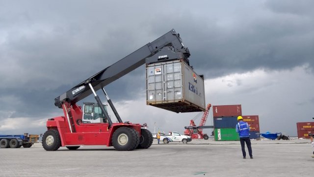 Tingkatkan Aktivitas Bongkar-Muat Pelindo IV Akan Datangkan 27 Head Truck dan 8 Reach Stacker