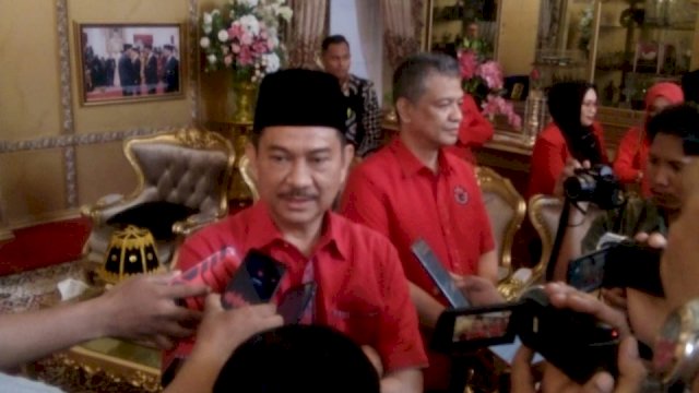 Ketua DPD PDI-Perjuangan Sulsel Ridwan Andi Wittiri, diwawancarai Awak Media di Rujab Gubernur Sulsel, Jumat (24/01/2020).