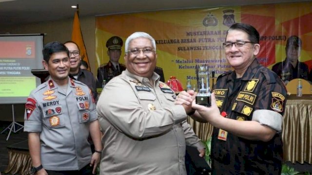 Gubernur Sultra Ali Mazi, memberikan cendra mata kepada Ketua Umum KBPP Polri Bimo Suryono, Sabtu (18/01/2020).