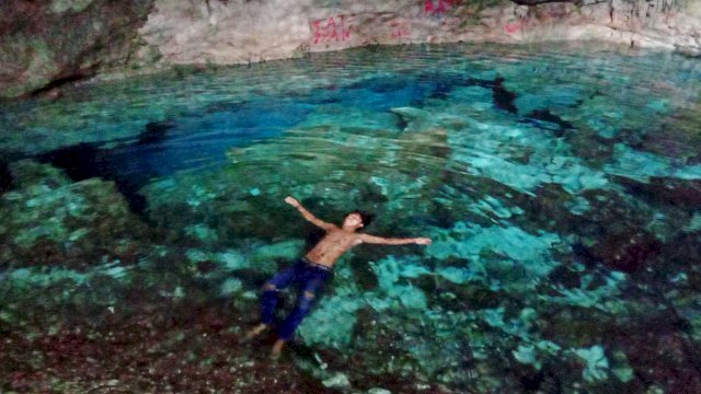 Pengunjung sedang menikmati kesejukan Air Gua Kasimbuno, Kamis (30/01/2020).
