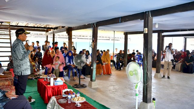 Nurdin Abdullah Cerita Penyebab Banjir dan Longsor Kepada Warga Lejja Soppeng