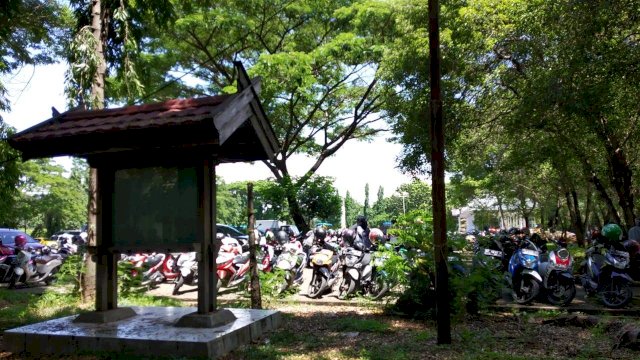 Lapangan Upacara Kantor Gubernur Sulsel yang digunakan sebagai Lahan Parkir oleh Juru Parkir, Selasa (28/01/2020).