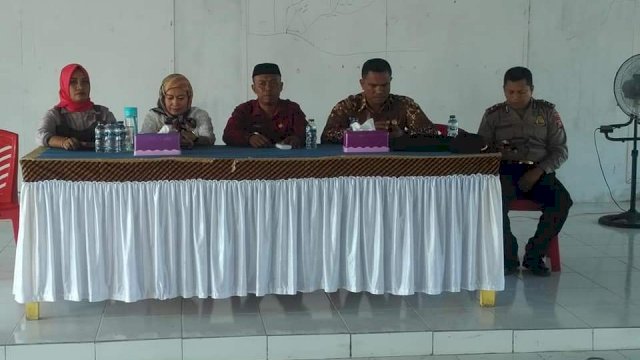 Camat Mawasangka Timur Hermansyah, bersama Anggota DPRD Dapil III Buteng Wa Ode Mariati (PAN), Rahmaniar (PDIP), Safrina, S.Pd (PDIP) dan Samirun, S.Pd (Nasdem), dan Kapolsek Mastim Ipda Musrifin.