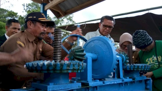 Sejak 74 Tahun Merdeka, Akhirnya Kecamatan Rongkong Lutra Nikmati Aliran Listrik