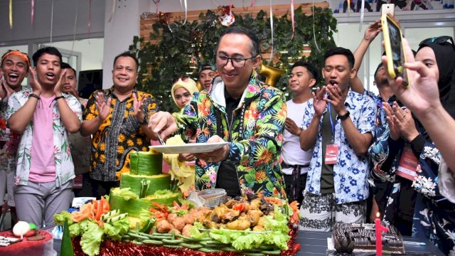 Sekda Gowa, Muchlis, memotong tumpeng perayaan,anniversary pertama Komunitas Gowa Runners, di Savana Royal Spring, Minggu (05/01/2020).