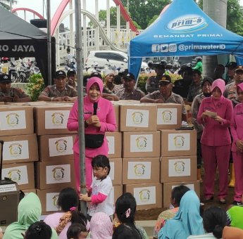 Kunjungi Korban Banjir di Kalideres Jakarta Barat, Ketum Bhayangkari Pusat Berikan Bantuan