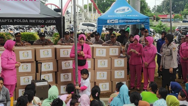 Kunjungi Korban Banjir di Kalideres Jakarta Barat, Ketum Bhayangkari Pusat Berikan Bantuan