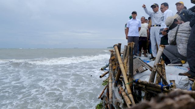 Gubernur Sulsel Prof. Nurdin Abdullah, meninjau Pesisir Pantai Galesong dan Galesong Utara yang terdampak Abrasi, Selasa (07/01/2020).