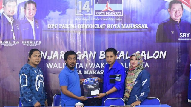 LO dari Bakal Calon Wali Kota Makassar Amirul Yamin Ramadhansyah (Iyul) mengambil formulir pendaftaran di Partai Demokrat, Selasa (07/01/2020).