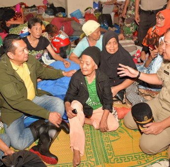 Sambangi Korban Banjir di Jakarta, Bamsoet Beri Bantuan dan Makan Bersama
