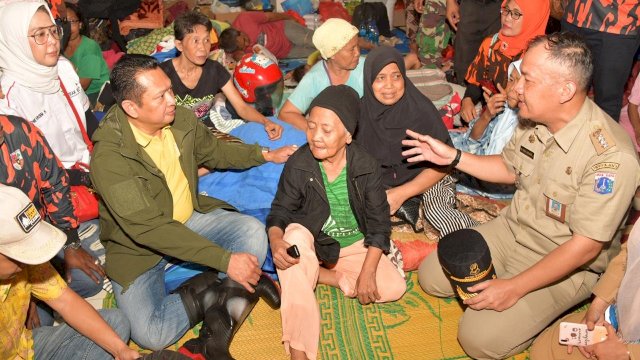 Sambangi Korban Banjir di Jakarta, Bamsoet Beri Bantuan dan Makan Bersama