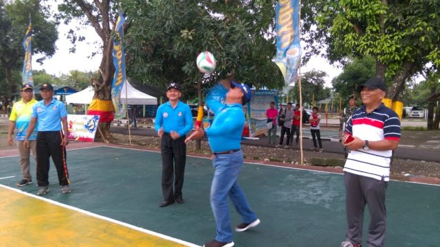 Pangdam XIV Hasanuddin Mayjen TNI Surawahadi, didampingi Irjen Pol Mas Guntur Laupe, memukul bola menandai dimulainya Kejuaraan Terbuka Piala Mendagiri Yon Lav 10, Minggu (05/01/2020).