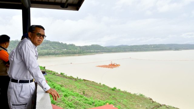 Gubernur Sulsel Prof. Nurdin Abdullah, meninjau Bendungan Bili-bili, Selasa (07/01/2020).