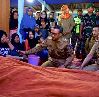 Nurdin Abdullah Melayat ke Rumah Duka Korban Banjir di Takkalasi Barru