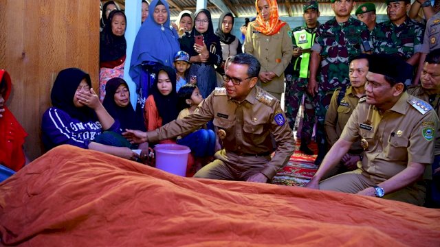 Nurdin Abdullah Melayat ke Rumah Duka Korban Banjir di Takkalasi Barru