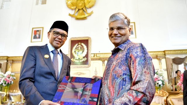 Gubernur Sulsel Prof. Nurdin Abdullah, bersama Duta Besar India untuk Indonesia Pradeep Kumar Rawat.