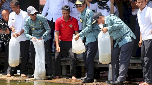 Lepas Bibit Ikan, Nurdin Abdullah Ajak Warga Wajo Jaga Danau Tempe