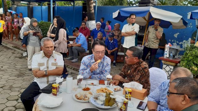 Gubernur Sulsel Prof. Nurdin Abdullah, bersama Konjen Jepang di Makassar Miyakawa Katsutoshi, dan Ketua Umum KONI Sulsel Ellong Tjandra, berdiskusi saat meninjau latihan atlet renang indah Sulsel, Kamis (23/01/2020).