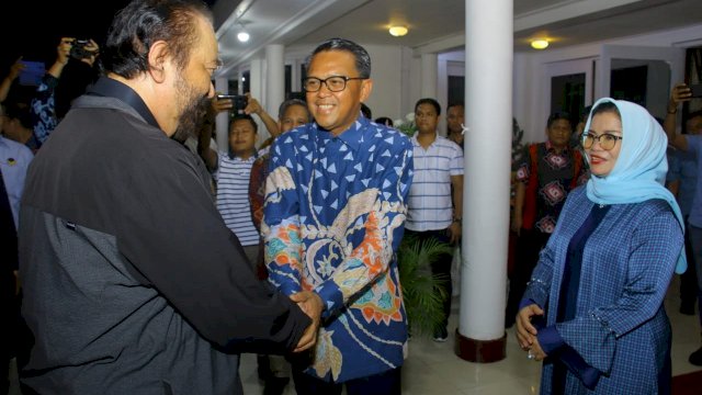 Gubernur Sulsel Prof. Nurdin Abdullah, menerima kunjungan Ketua Umum Partai Nasdem Surya Paloh, di Rujab Gubernur, Jumat (24/01/2020) malam.