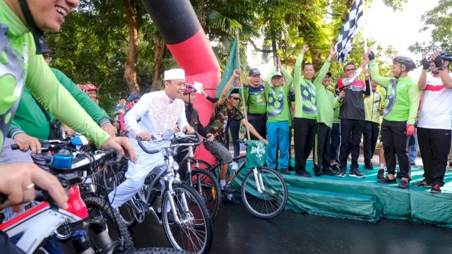 Nurdin Abdullah Lepas Peserta Sepeda Santai Harla Ke-94 Nahdatul Ulama