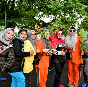 Lies F Nurdin Bagi-bagi Ratusan Bibit Pohon di CFD Sudirman Makassar