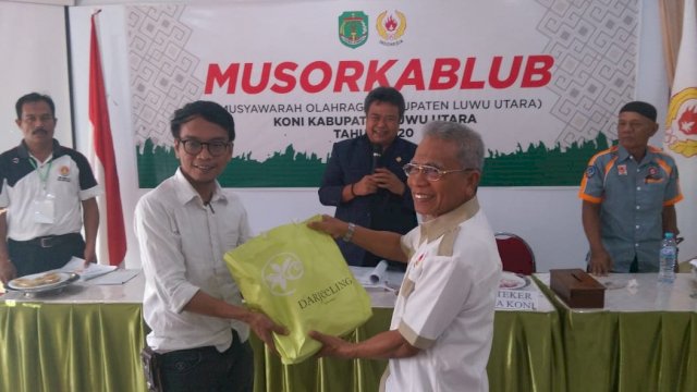 Waketum I KONI Sulsel Ambas Syam, menyerahkan perangkat perlengkapan Administrasi KONI kepada Ketua Umum KONI Luwu Utara terpilih Hamrullah Dhuha Saymar, usai Musorkablub, Masamba, (25/01/2020) Lalu.