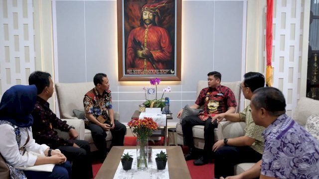 Bupati Gowa Adna Purichta Ichsan, menerima Kepala Kantor Daerah Telkom Gowa, Suhono, di Ruang Kerjanya, Kantor Bupati Gowa, Kamis (30/01/2020).