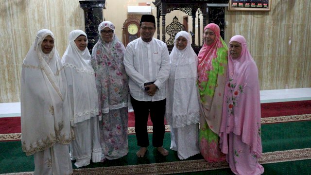 Pj Wali Kota Makassar Iqbal Suhaeb, bersama warga Minasaupa usai melakukan salat subuh berjamaah, Jumat (07/02/2020).