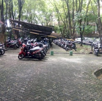 Parkiran Kantor Gubernur Sulsel Tak Aman, Pengunjung Sering Kehilangan Helm