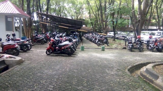 Suasana parkiran kendaraan Roda Dua di Kantor Gubernur Sulsel, Rabu (05/02/2020).